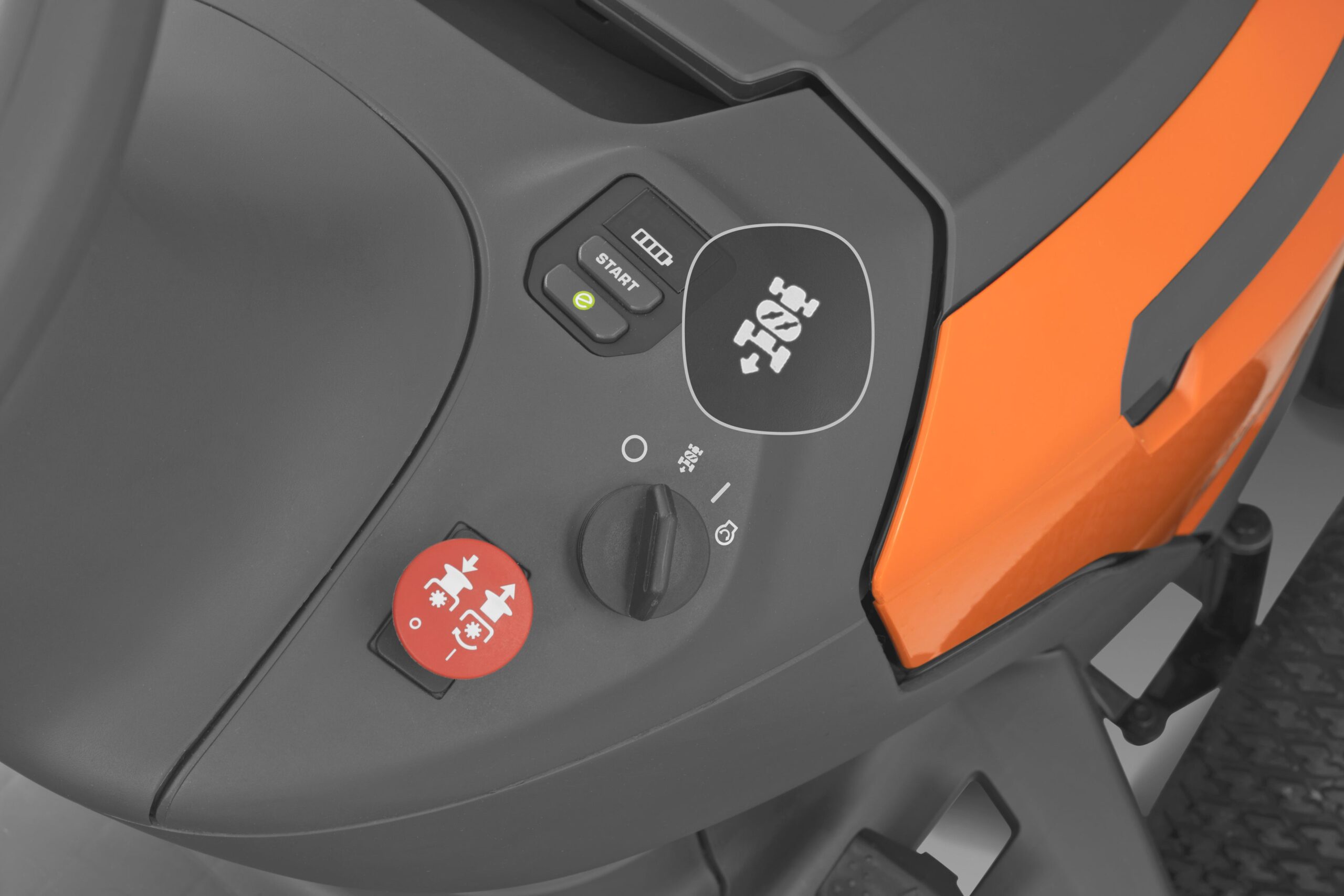 Husqvarna TS 100i niidab ka tagurpidi sõites Husqvarna TS 100i niidab ka tagurpidi sõites